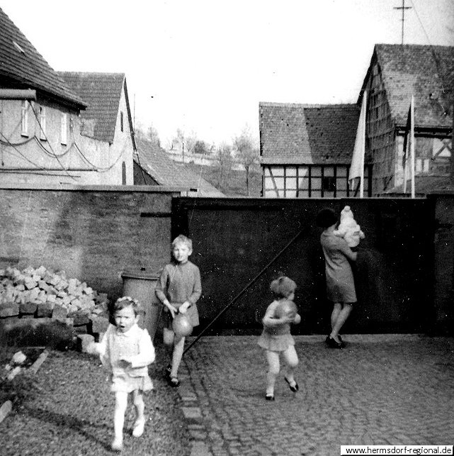 1956 - Blick aus dem Grundstück Herling auf die Geraer Straße.